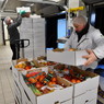 Préparation, à la cuisine centrale, des paniers repas qui sont remis aux familles les 23 et 24 avril. © Daniel Rapaich