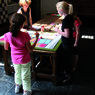 visite autour d'un plateau de jeu au musée de l'Hospice Comtesse