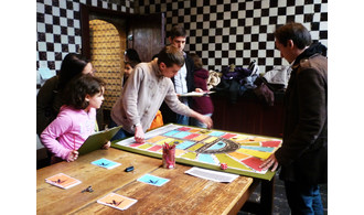 visiteurs en train de jouer au jeu de l'oie de musée