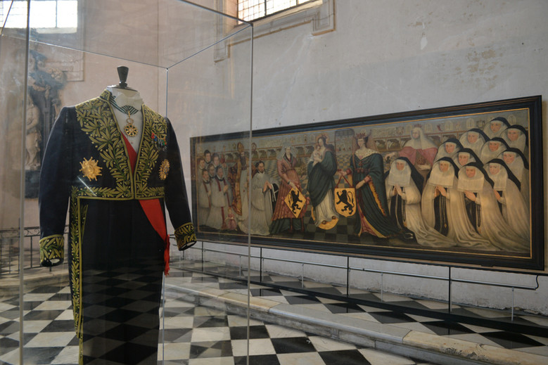 Habit d'académicien d'Alain Decaux présenté dans la chapelle du musée de l'Hospice Comtesse