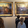 jeunes visiteurs devant le tableau de Van Bredael