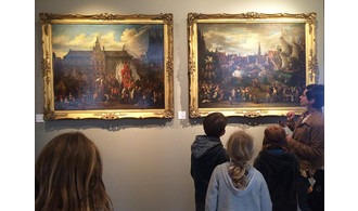 jeunes visiteurs devant le tableau de Van Bredael