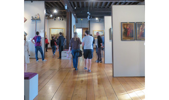 visiteurs dans le dortoir du musée de l'hospice comtesse