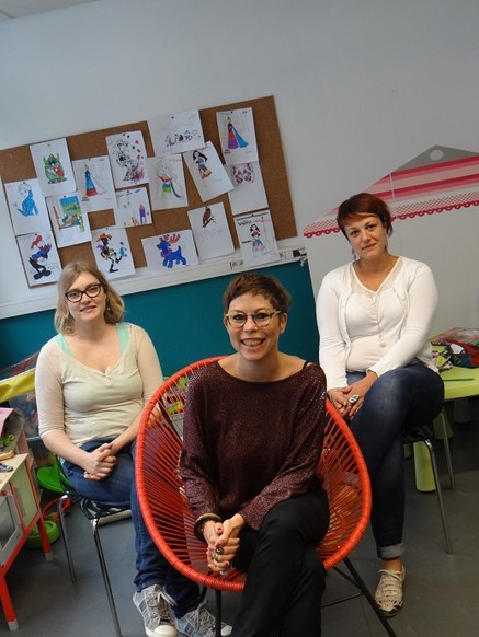 Au premier plan, Delphine Beauvais, directrice et, en arrière plan, les deux professionnelles qui accueillent les femmes victimes.