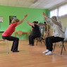 Photo de cours de yoga sur chaise