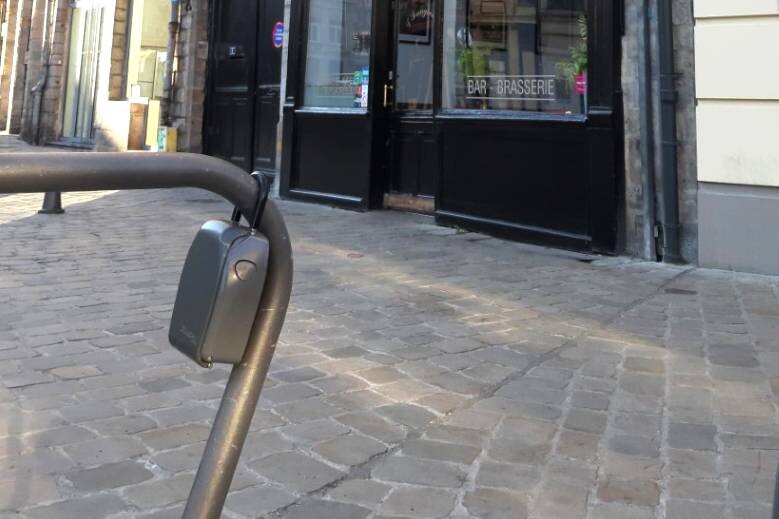 Ce dispositif de "boîte à clé" est interdit sur le mobilier urbain