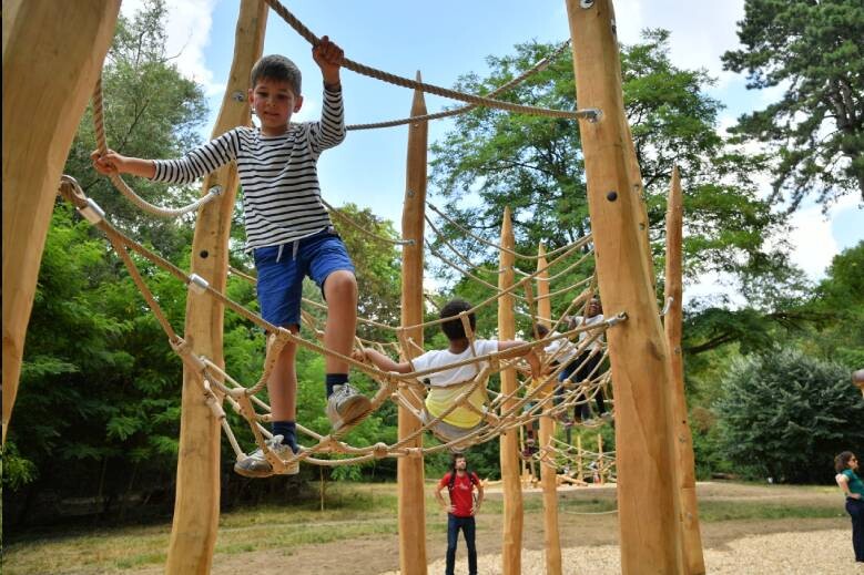 Aire de jeux extérieurs pour enfants, Jeux extérieurs pour crèches