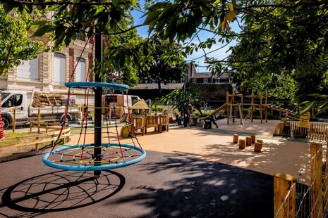 Square des Mères, aire de jeux