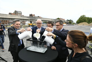 Première pierre (ou goutte d'eau), piscine boulevard de Strasbourg