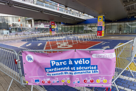 Un grand parking à vélos à la Maison des Mobilités Durables