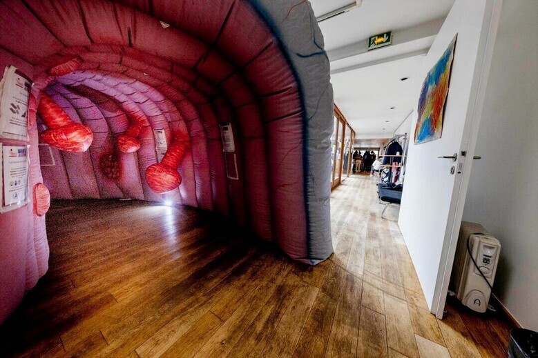 Gaston le colon, structure gonflable géante de sensibilisation au cancer colorectal