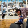Une famille visite le musée d'histoire naturelle