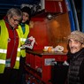 "Ça fait du bien de parler", affirme Michel, ici en compagnie d'une équipe de maraudeurs des Restos du Coeur. © Guilhem Fouques