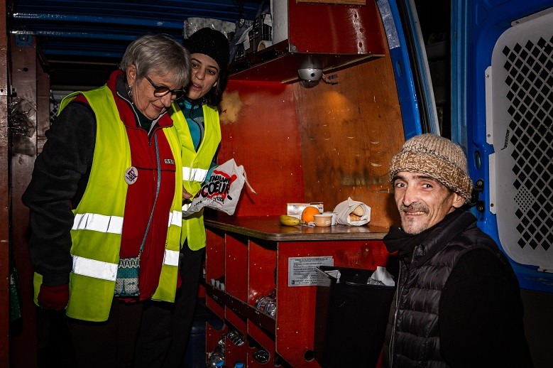 "Ça fait du bien de parler", affirme Michel, ici en compagnie d'une équipe de maraudeurs des Restos du Coeur. © Guilhem Fouques