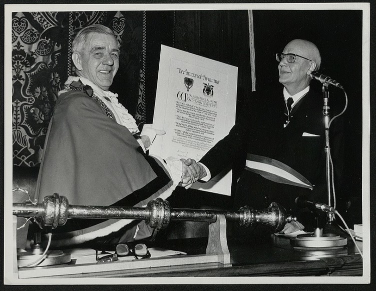 Augustin Laurent, maire de Lille, et John Rafferty, maire de Leeds, signent un jumelage officiel en 1968.