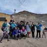 Anne et Marie-Ève, étudiantes lilloises, lors de la remise du micro crédit à l'association Voix Libres, en Bolivie.