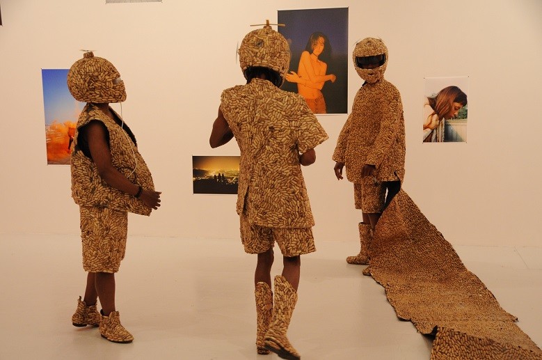 L'association Latitudes Contemporaines s'engage sur la question des artistes en exil, comme ici, lors de son festival 2019, avec la performance "Popoto" de Yannos Majestikos. © F. Rognerud
