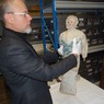 Vincent Laden, chargé de collections, présente la poupée du P'tit Quinquin.