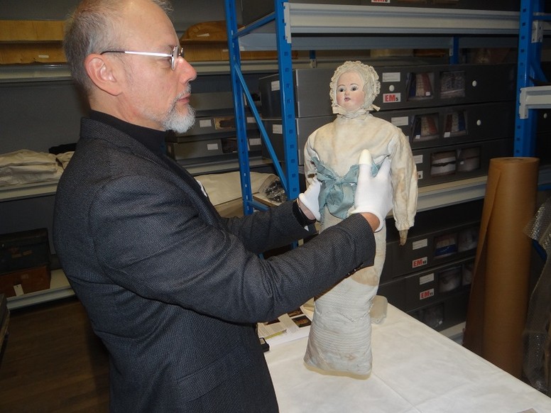 Vincent Laden, chargé de collections, présente la poupée du P'tit Quinquin.