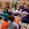Une histoire racontée pour que chaque enfant en profite lors d'ateliers de sensibilisation au handicap à la maison de quartier de Wazemmes. © Daniel Rapaich