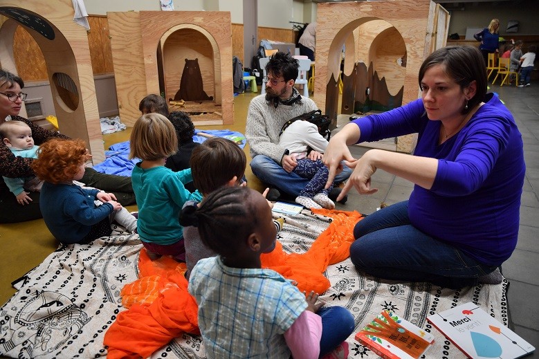 Une histoire racontée pour que chaque enfant en profite lors d'ateliers de sensibilisation au handicap à la maison de quartier de Wazemmes. © Daniel Rapaich