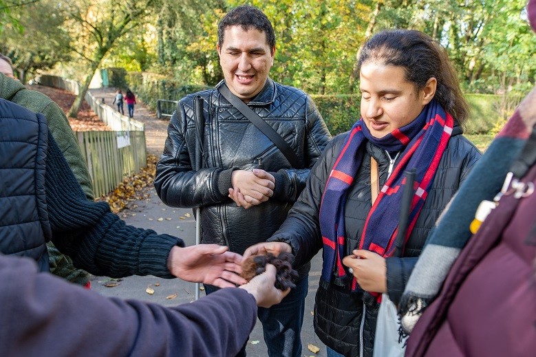 Découvertes tactiles lors de la visite sensorielle au zoo avec, comme ici, la laine de l'alpaga. © Guilhem Fouques