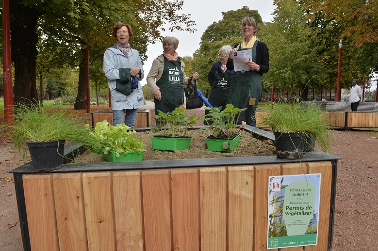 Lise Daleux, adjointe au maire chargée de la nature en ville, et des habitantes motivées pour jardiner collectivement dans le parc JB Lebas.