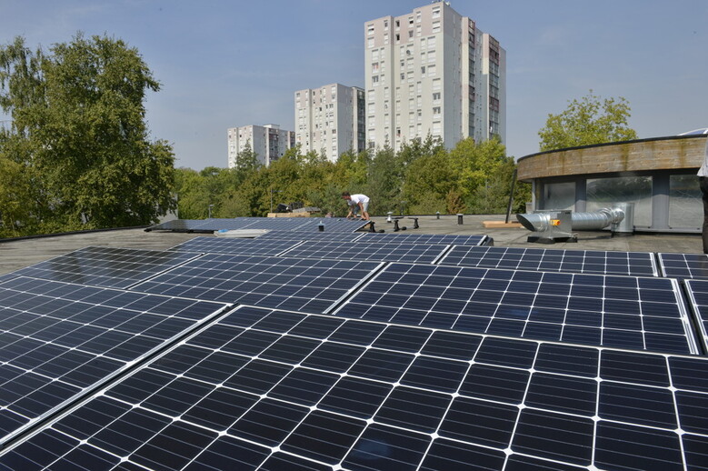 Pose de panneaux solaires sur le toit de la crèche Marie Curie