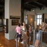 Enfants en visite dans le dortoir du musée