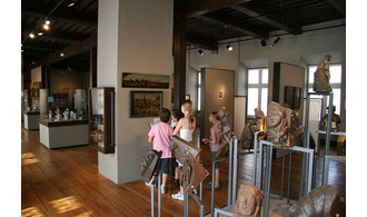Enfants en visite dans le dortoir du musée