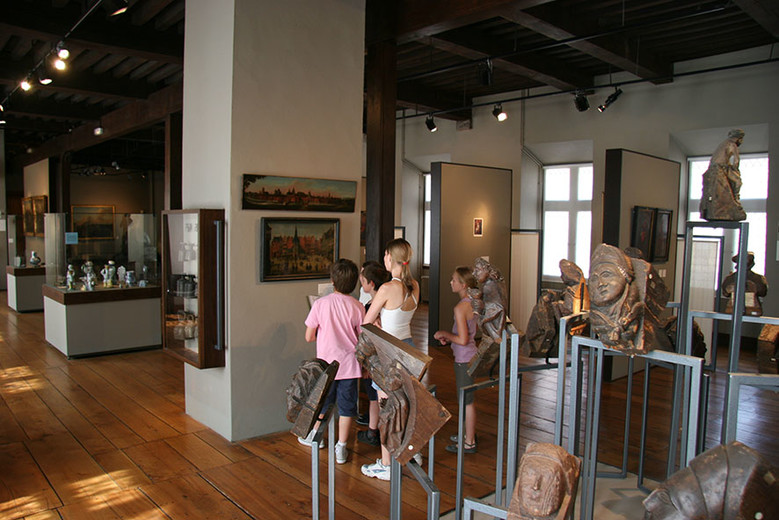 Enfants en visite dans le dortoir du musée