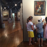 Enfants en visite dans le dortoir du musée