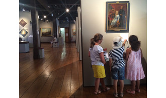 Enfants en visite dans le dortoir du musée