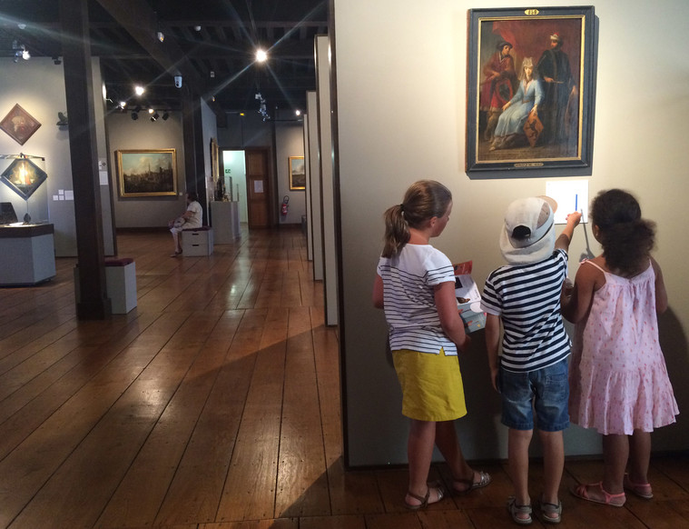 Enfants en visite dans le dortoir du musée