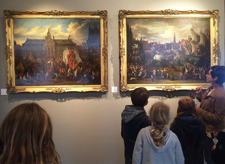 jeunes visiteurs devant le tableau de Van Bredael