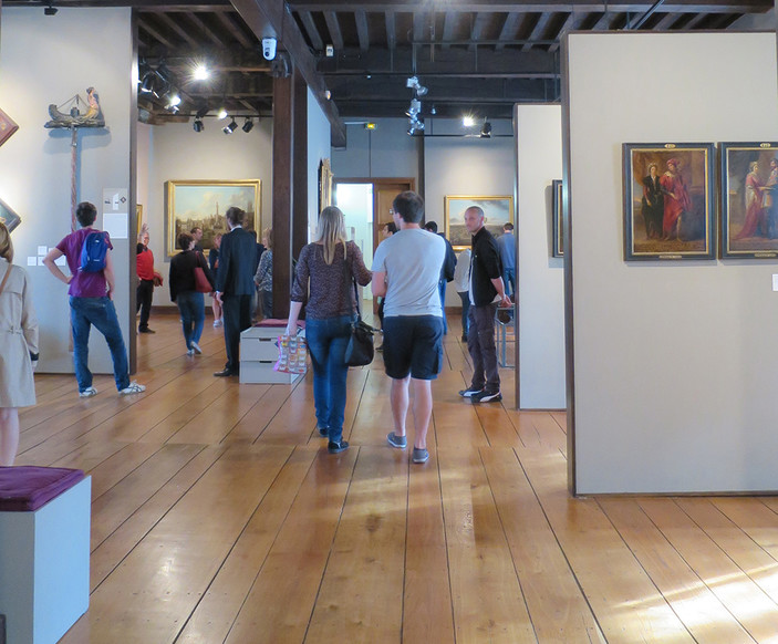 visiteurs dans le dortoir du musée de l'hospice comtesse