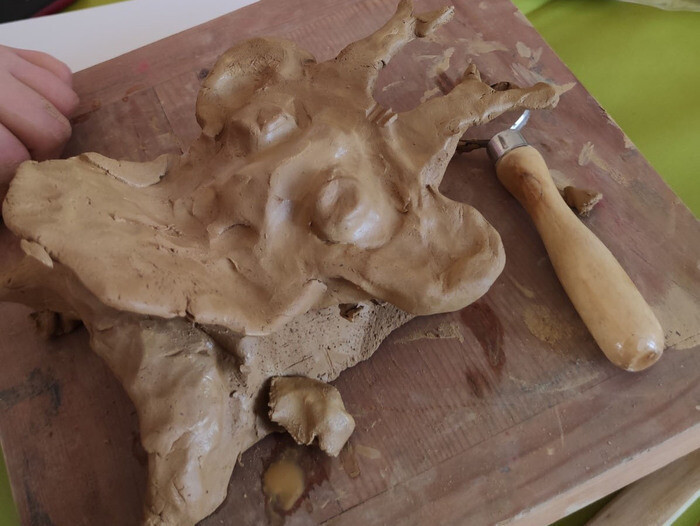 À l'heure des vacances, voyage et modelage au musée !