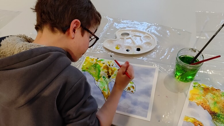 Atelier "Crée ton portrait de Dino !" / à la Pouponnière