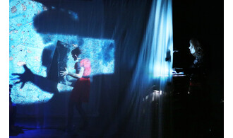 Dramaturgie de l’image rétroprojetée en dialogue avec la voix