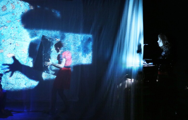 Dramaturgie de l’image rétroprojetée en dialogue avec la voix