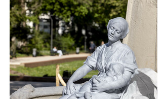 Femmes et sculptures