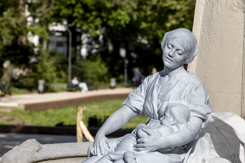 Femmes et sculptures