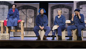 Les filles aux mains jaunes