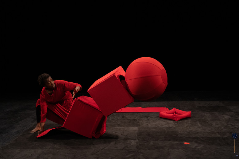 Ronde Rouge, spectacle de la compagnie Correspondances pour les tou.te.s petit.e.s