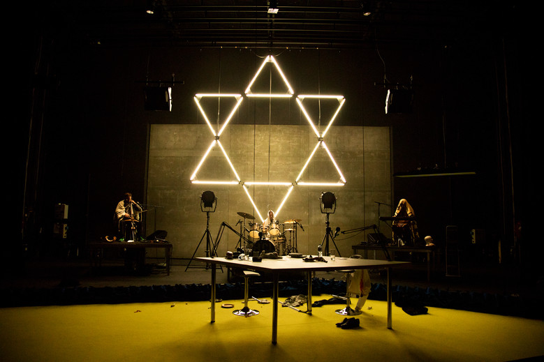 The Jewish Hour de Yuval Rozman, Compagnie Inta Loulou