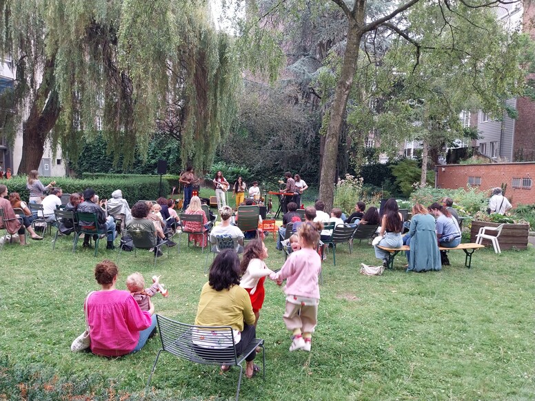 Un dimanche au jardin...avec la bibliomobile !