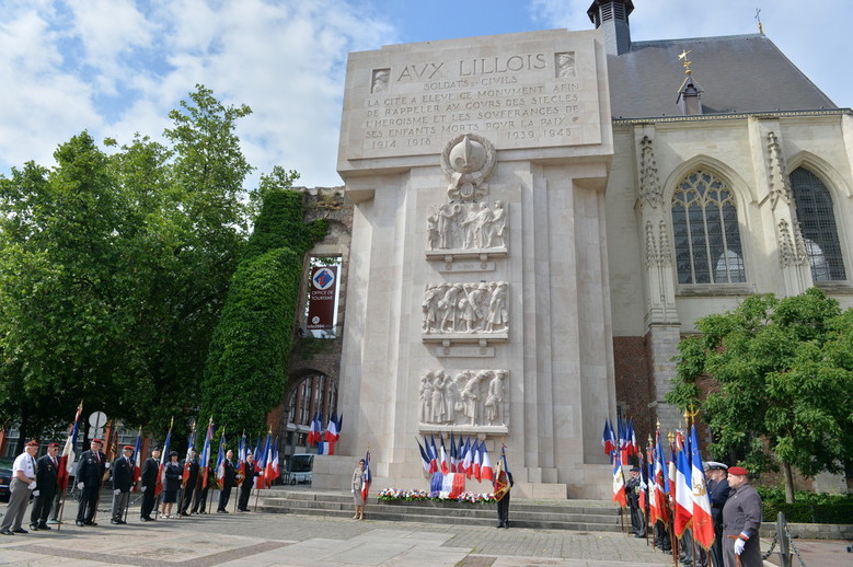 Photo des commémorations devant le bâtiment aux mort à Rihour