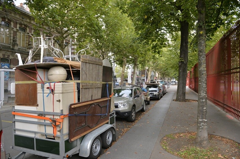 2 véhicules par emplacement autorisés pour les brocanteurs et antiquaires professionnels.
