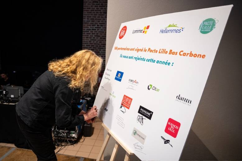 Signature de 13 nouveaux partenaires pour le pacte "Lille Bas Carbone", en juillet 2023. Crédit : Thomas Lo Presti.