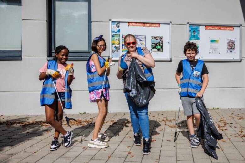 A l'occasion du « World Clean-up Day », initiative internationale de nettoyage des rues, les membres du Conseil Municipal d'Enfants ont nettoyé les rues lilloises en septembre 2023. Crédit : Guilhem Fouques.